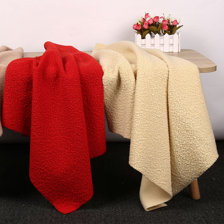 Paano Napapahusay ng Mabigat na Timbang na Woolen Blanket na Tela ang Kaginhawahan at Katatagan?